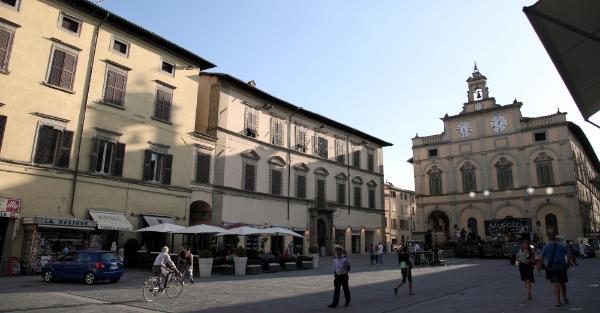 scorcio su piazza Matteotti a Città di Castello, con passanti.